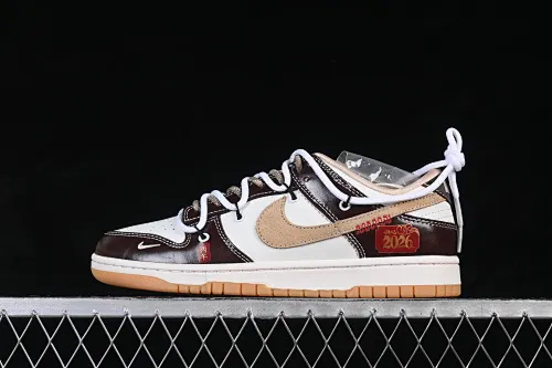 All Categories Nk SB Dunk Series Nk SB Dunk Low High-end Customized Low-top Shoes Nike SB Dunk Low Year of the Horse Limited Edition Beige and Black Ties Anniversary High-end Customized Low-top Casual Shoes YX5066-C90